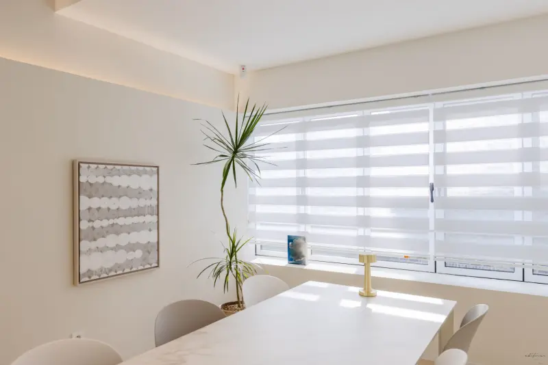 자연광 가득한 화이트 톤 미니멀 회의실